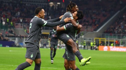 Jogadores do Milan comemoram a vitória na Champions League