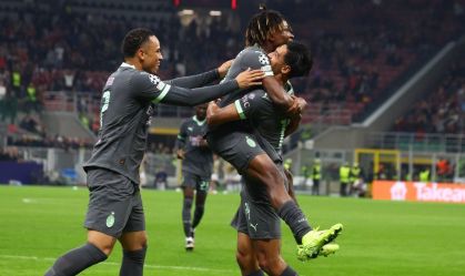 Jogadores do Milan comemoram a vitória na Champions League