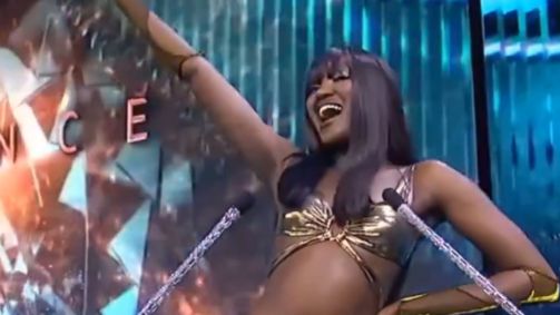 Safiétou Kabengele retira peruca em concurso de beleza