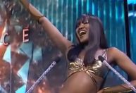Miss França tira peruca em desfile e plateia aplaude; assista