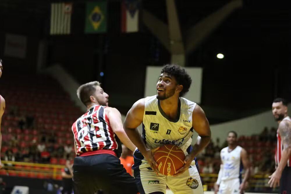 Mogi e São Paulo se enfrentam pelo NBB