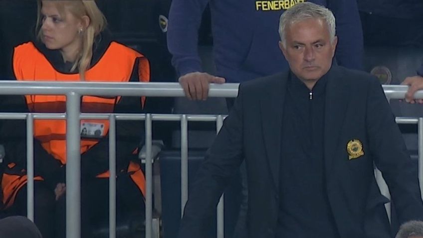 Mourinho foi expulso e assistiu jogo direto da arquibancada • Reprodução