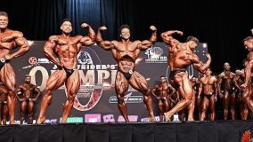 O brasileiro Ramon Dino aparece entre os demais competidores (o segundo da esq. para a dir.)