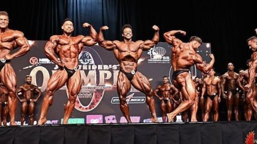 O brasileiro Ramon Dino aparece entre os demais competidores (o segundo da esq. para a dir.)