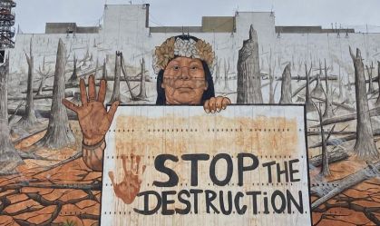 Mural em SP usa cinzas de queimadas e lama do RS para pedir fim do desmatamento
