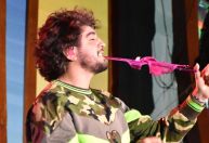 Nattanzinho ganha calcinha de fã em show de Léo Santana: "Cheirosa"