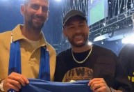 Neymar assiste a jogo do Al-Hilal e presenteia Novak Djokovic