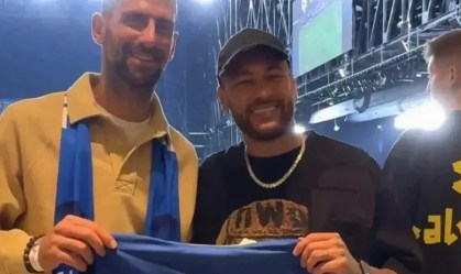 Djokovic e Neymar em jogo do Al-Hilal pelo Campeonato Saudita