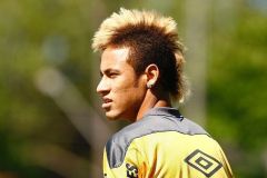 O famoso moicano alto e com luzes de Neymar