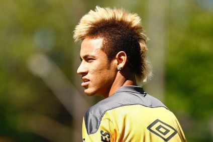 O famoso moicano alto e com luzes de Neymar