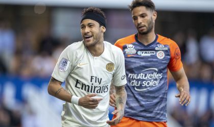 Neymar e Pedro Mendes se enfrentam no jogo entre PSG e Montpellier, pelo Campeonato Francês