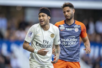 Neymar e Pedro Mendes se enfrentam no jogo entre PSG e Montpellier, pelo Campeonato Francês