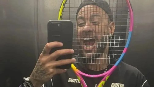 Neymar com raquete entregue por Rafael Nadal