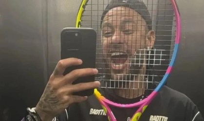 Neymar com raquete entregue por Rafael Nadal