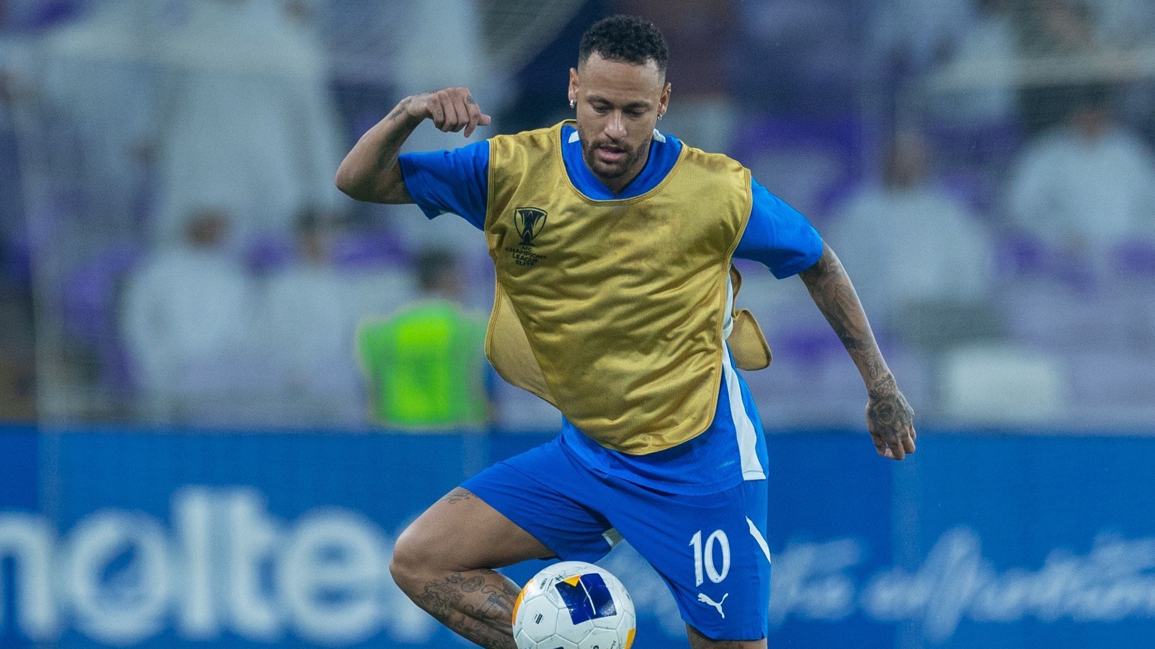Neymar se aquece no gramado antes de ser acionado por Jorge Jesus