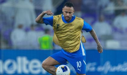 Neymar se aquece no gramado antes de ser acionado por Jorge Jesus