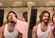 Nicolas Prattes se diverte ao ser maquiado por filha de Sabrina Sato