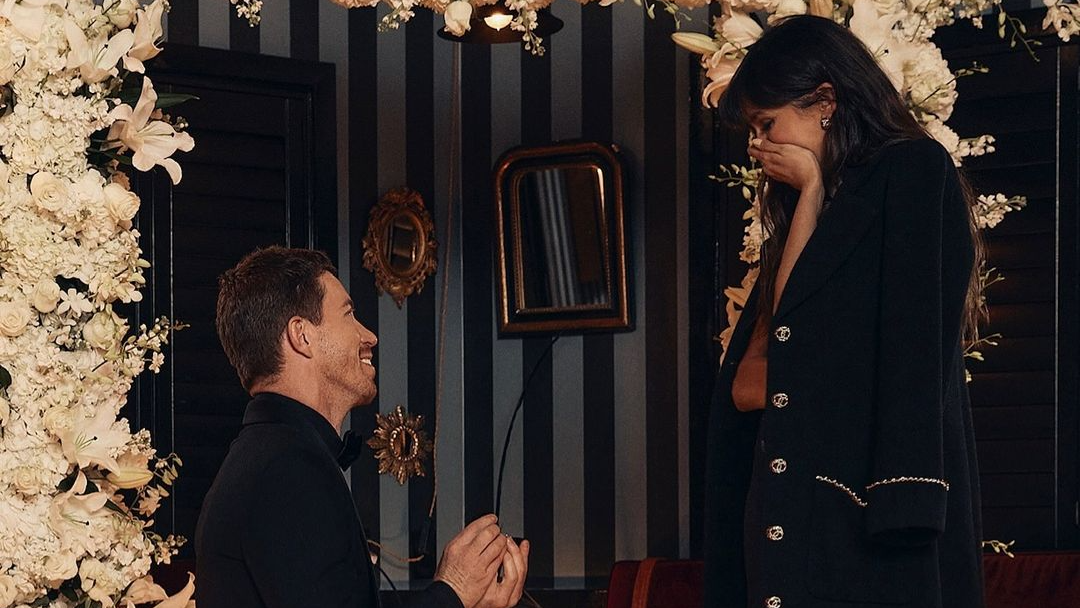 Para fazer o pedido, Shaun a fez um convite falso para um jantar com a editora da revista Anna Wintour e montou o cenário do “sim” em um restaurante privado