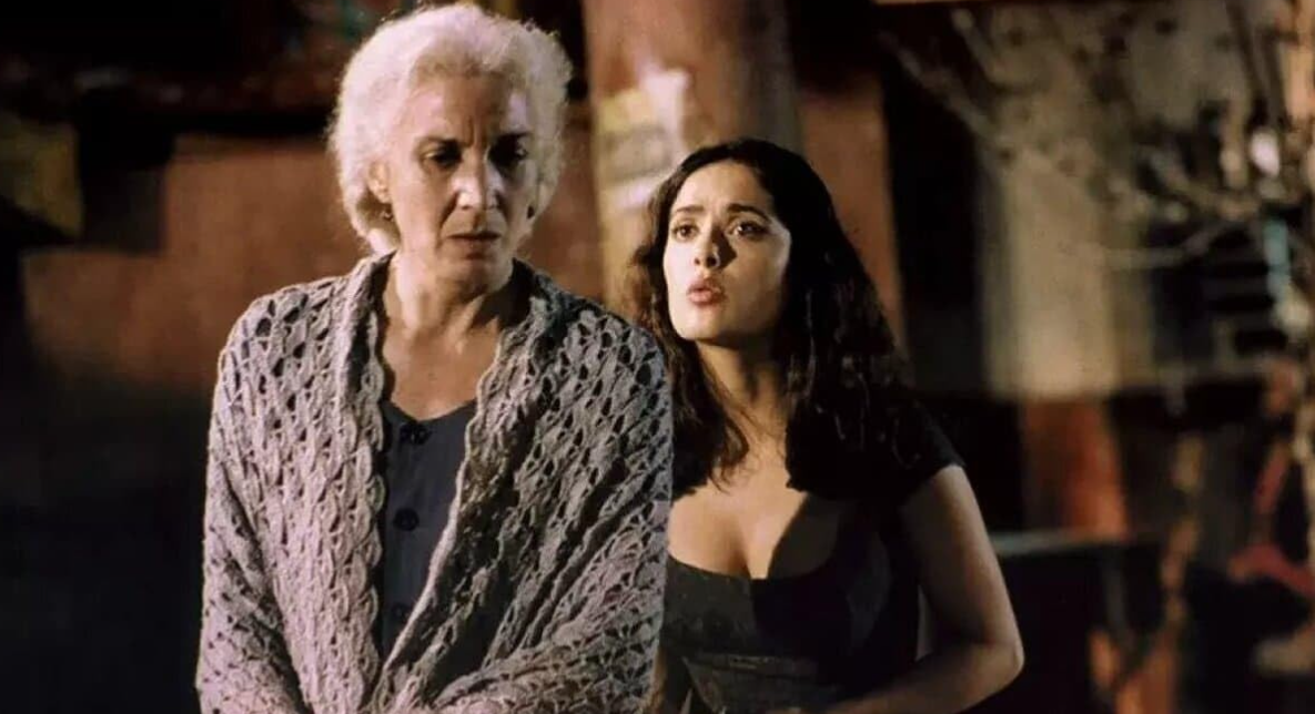 Marisa Paredes e Salma Hayek em "Ninguém Escreve ao Coronel" (1999) • Divulgação
