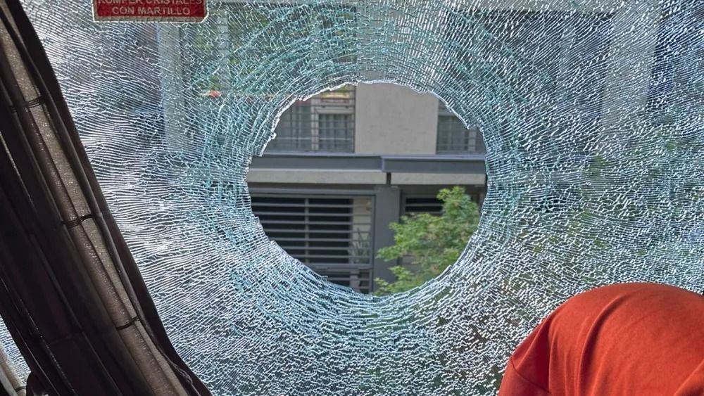 Janela de ônibus atingida por pedra jogada por argentinos