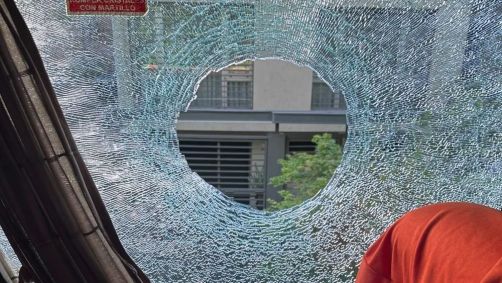 Janela de ônibus atingida por pedra jogada por argentinos