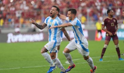 Otamendi comemora o primeiro gol da Argentina sobre a Venezuela