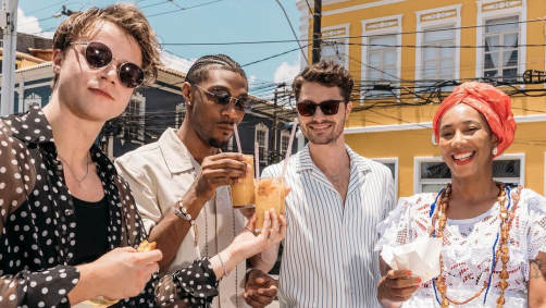 Nas fotos publicadas nas redes sociais, foram registradas as visitas dos artistas ao estádio de futebol do time Esporte Clube Bahia, comendo acarajé em uma barraca de rua e posando em pontos turísticos da cidade