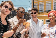 Elenco de “Outer Banks” visita estádio e come acarajé em Salvador; veja fotos