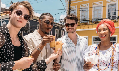 Nas fotos publicadas nas redes sociais, foram registradas as visitas dos artistas ao estádio de futebol do time Esporte Clube Bahia, comendo acarajé em uma barraca de rua e posando em pontos turísticos da cidade
