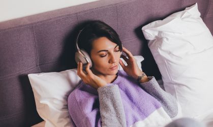 Ouvir música pode acelerar recuperação após cirurgia, diz estudo