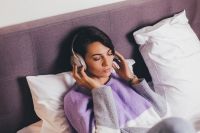 Ouvir 30 minutos de música pode aliviar ansiedade, diz estudo