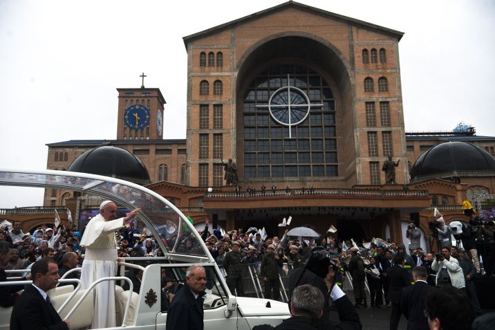 O Papa Francisco dá a benção a fiéis na Basílica do Santuário Nacional de Nossa Senhora Aparecida, em Aparecida do Norte. • Marcelo Camargo/Agência Brasil
