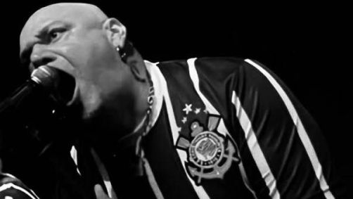 Ex-vocalista do Iron Maiden, Paul Di’Anno, torcia para o Corinthians