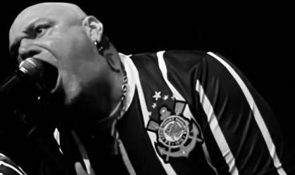 Ex-vocalista do Iron Maiden, Paul Di’Anno, torcia para o Corinthians
