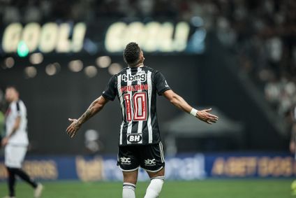 Paulinho celebra seu gol em Atlético-MG x Vasco