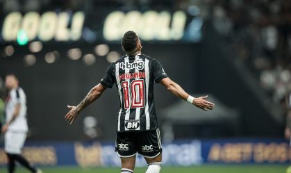 Paulinho celebra seu gol em Atlético-MG x Vasco