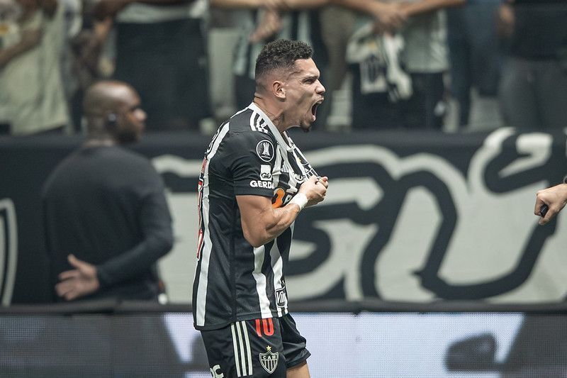 Paulinho comemorando gol na vitória contra o River Plate