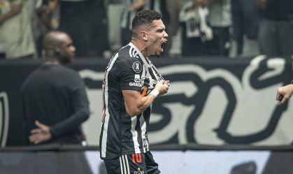 Paulinho comemorando gol na vitória contra o River Plate