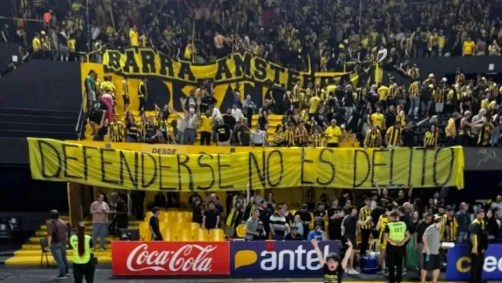 Torcedores em jogo de basquete do Peñarol