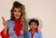 Perrie Edwards e filho encantam a web com fantasias de Lady Gaga e Bruno Mars