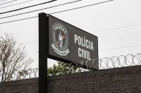 Mulher é presa após abandonar filhos em casa para ir a bar em GO