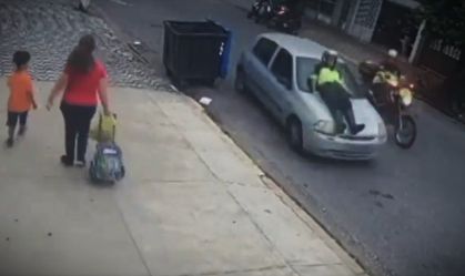 Vídeo: Guarda de trânsito fica pendurada em capô de carro no litoral de SP