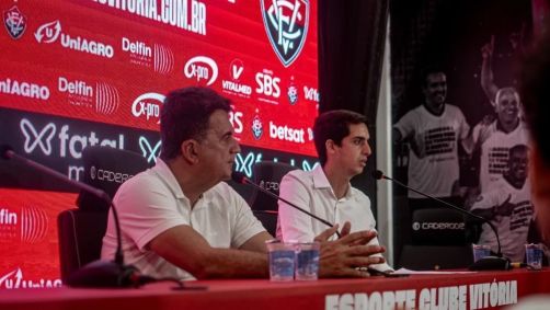 Presidente do Vitória, Fábio Mota, concede entrevista coletiva ao lado do diretor de futebol em exercício do clube, Manoel Pontes Tanajura Neto