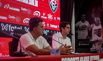 Presidente do Vitória, Fábio Mota, concede entrevista coletiva ao lado do diretor de futebol em exercício do clube, Manoel Pontes Tanajura Neto