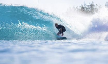 Príncipe Harry surfa em piscina de ondas de Kelly Slater; veja vídeo