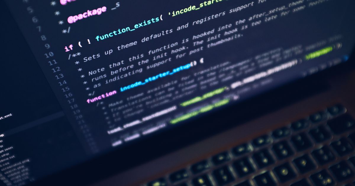 Representação gráfica de código de programação com alerta de vulnerabilidade