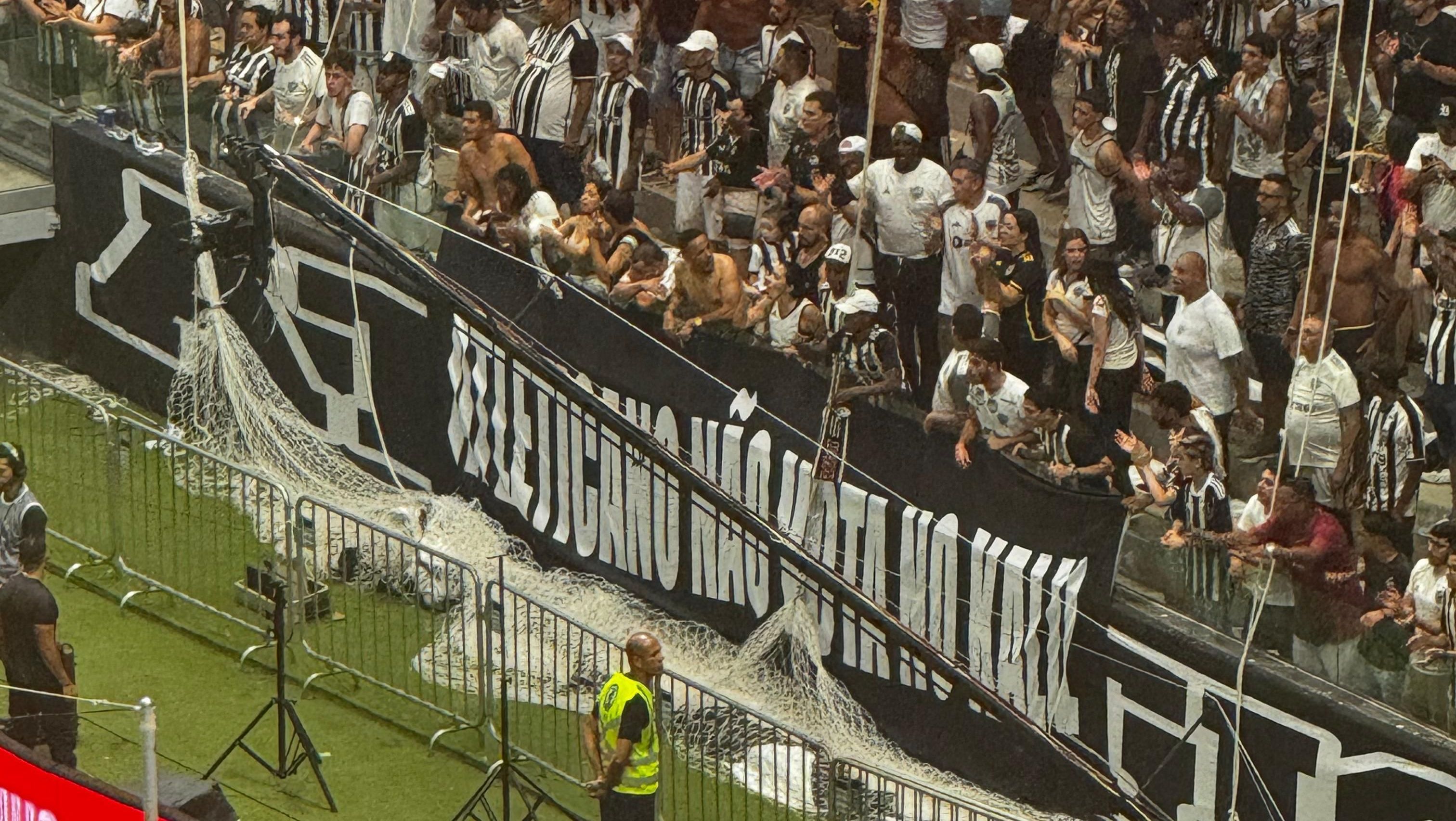 Torcida do Atlético-MG protestou contra ex-presidente durante jogo contra o Vasco