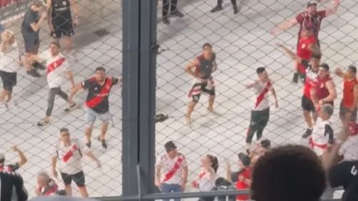 Torcedores do River Plate fazem gestos racistas antes de jogo pela semi da Libertadores