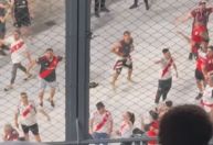 Torcedores do River fazem gestos racistas à torcida do Atlético-MG no Monumental