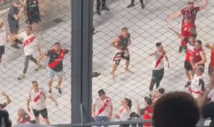 Torcedores do River fazem gestos racistas à torcida do Atlético-MG no Monumental